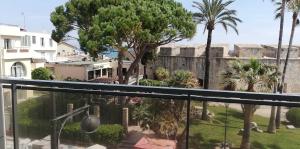 Vue mer et remparts. Entre vieille ville et plages