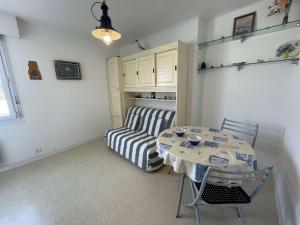 Appartements Studio agreable a 20m de la plage - 2 personnes - FR-1-224C-83 : photos des chambres