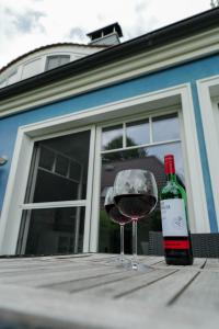 OstseeLagune Zingst, exklusive DHH, strandnah, Sauna, Kamin, 3 SZ, 2 Bäder, Glasfaser, HAUSTIERFREI, Garten mit Südterrasse, E-Ladesäule, 2 Stellplätze, Strandkorb, Fahrradschuppen, Waschmaschine, Trockner, Nichtraucher