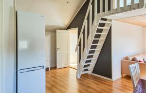 2 Bedroom Cozy Apartment In Skärhamn