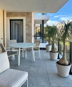 Appartements L'apart'83 - T2 classe 5 etoiles - Belle vue sur la baie du Lazaret : photos des chambres