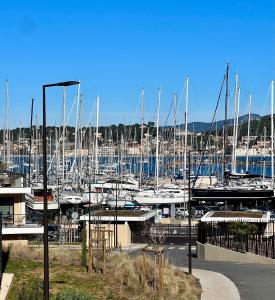 Appartements L'apart'83 - T2 classe 5 etoiles - Belle vue sur la baie du Lazaret : photos des chambres