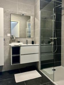 Appartements L'apart'83 - T2 classe 5 etoiles - Belle vue sur la baie du Lazaret : photos des chambres