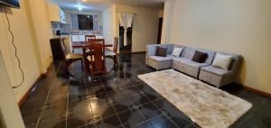 Departamento en Cuenca, 2 habitaciones y parqueo gratis