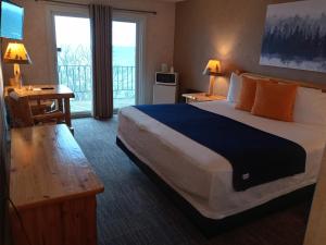 King Room room in Cliff Dweller on Lake Superior