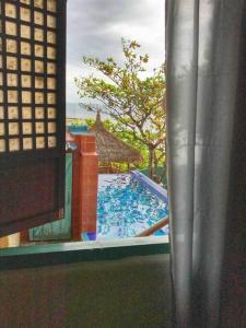 Capiz Beach Villa w pool (entire cottage for 12)