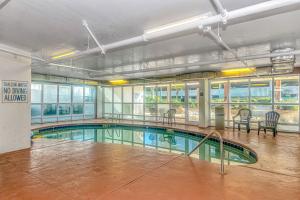 Malibu Pointe Beach Club 606 - Across The Street From The Ocean! Sleeps 12 guests!