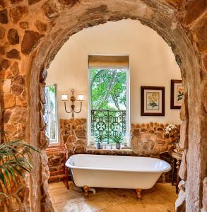 MacLeod House Guest Cottage