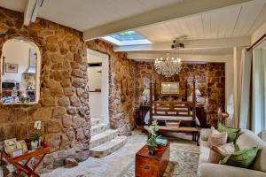 MacLeod House Guest Cottage