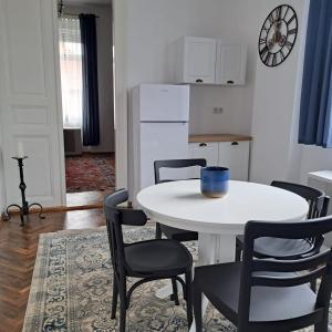 Weisz Apartment-City Center-Free Private Parking,Wifi,AC