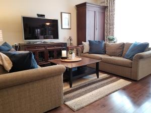 Executive House easy access to Kitchener-Waterloo, Cambridge, Toronto, walk to restaurants
