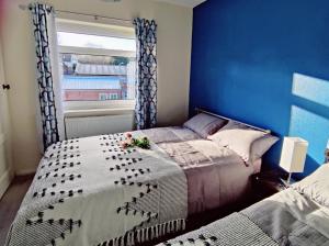 Sherlocks house -Entire house 4 spacious bedroom 9 beds Private free parking & WiFi TV Contractor Family & pets welcome