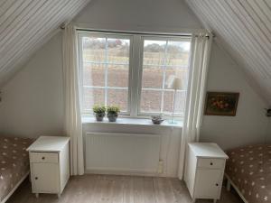 Nyhamnsläge med sundsutsikt och nära till strand.