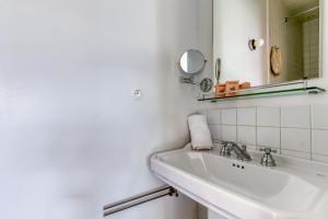 Studio Cocoon with View in the Heart of Paris 09