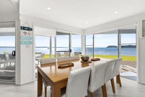 Waterfront Wonderland 41 Foreshore Dr stunning house with a lift linen Wi Fi and ducted air conditioning