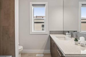 Stylish 3BR Townhouse by Airport