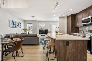 Stylish 3BR Townhouse by Airport
