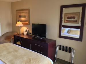 King Room - Non-Smoking room in Travelodge by Wyndham Presidio San Francisco