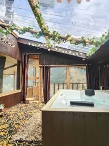 Ivory Castle Treehouse by TheWoodenBranch - Sundarnagar