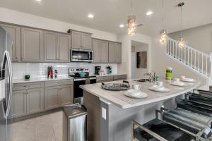 5 Bedrooms 45 Bathrooms Windsor At Westside 8928 Sa