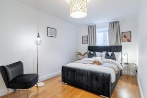 Chic 3 Bed Apartment Near London Bridge with Balcony