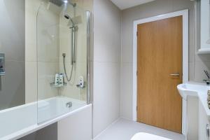 Chic 3 Bed Apartment Near London Bridge with Balcony