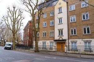 Chic 3 Bed Apartment Near London Bridge with Balcony