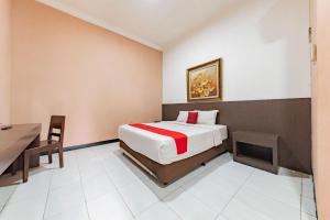 RedDoorz near Kejaksan Station Cirebon