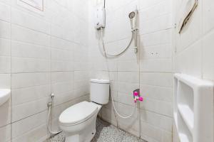 RedDoorz near Kejaksan Station Cirebon