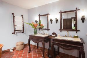 Phòng Hai Giường Đơn Loại Sang (Deluxe Twin Room)