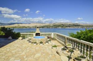 Azra - Seafront Apartment Pag