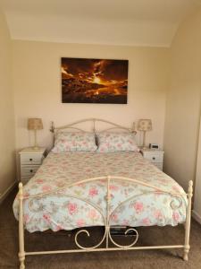 Beautiful 2-Bed semi rural cottage enclosed garden