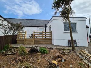 Beautiful 2-Bed semi rural cottage enclosed garden