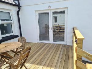 Beautiful 2-Bed semi rural cottage enclosed garden