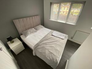Modern 3- Bed House -Private Parking - sleeps 12- 2 Min M62