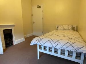 Rooms In A Victorian Comfortable 4-bedroom house in Milton Keynes Rooms Not En-suites