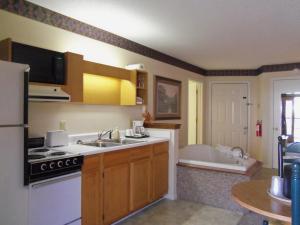 Creekside Executive Suite room in Four Seasons Inn