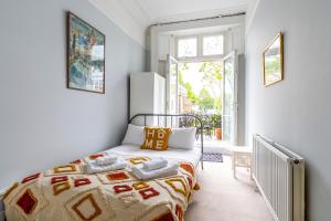 Bright 2 bedroom flat with terrace in Notting Hill