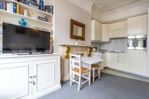 Bright 2 bedroom flat with terrace in Notting Hill