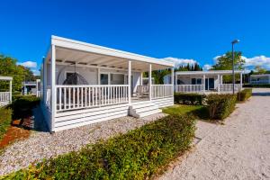 Comfort Two-Bedroom Mobile Home room in Mobile Homes Polari