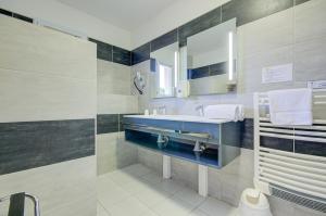 Hotels Hotel Saint Louis : Chambre Triple avec Baignoire