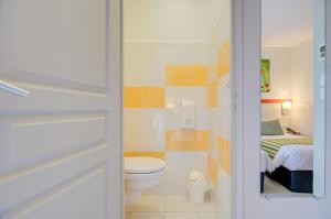 Hotels Hotel Saint Louis : Chambre Lits Jumeaux - Vue sur Jardin