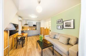 Executive 1-Bedroom Balcony room in Jimmy's Apartments 11