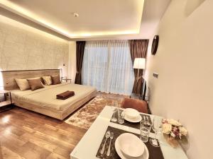 HILL & SEA VIEW Studio in Peak Tower