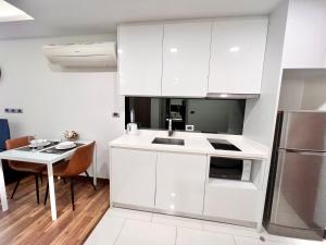 HILL & SEA VIEW Studio in Peak Tower