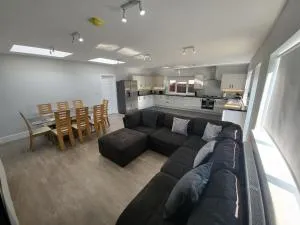 High Spec Large 6 Bedroom House! - Worcester Park