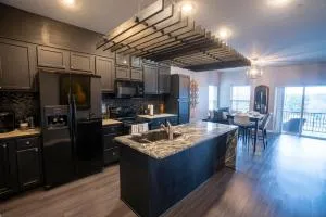 Brooklynn's Bay, Elegant Lakefront Condo Retreat - Piney