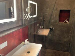 Triple Room with Bathroom room in Aparthotel Flughafen Leipzig