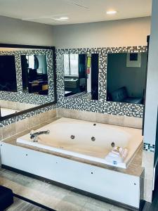 King Studio Suite - Non-Smoking room in Super 8 by Wyndham Corbin/London KY