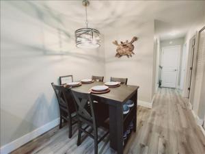 J7 completely renovated, 2 pools, pickleball, fishing, fitness center,easy walk to pier